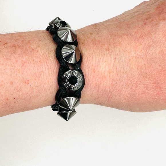 🤎 HENRI BENDEL Vintage Studs & Logo Leather Bracelet.
Black & Silver - Picture 7 of 16